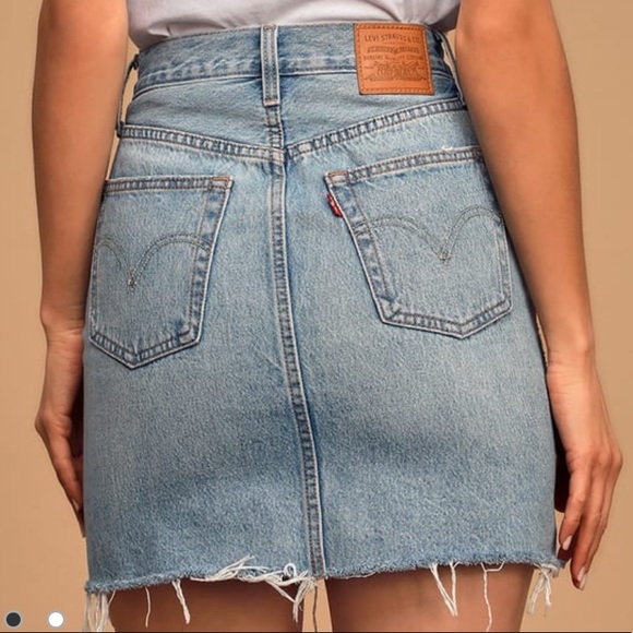 NWT Levi’s distressed light Denim Skirt - Picture 2 of 6